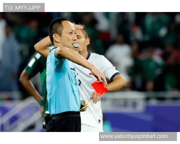 再次被判越位球员精彩长传直入禁区抢射却遭VAR裁判确认无效